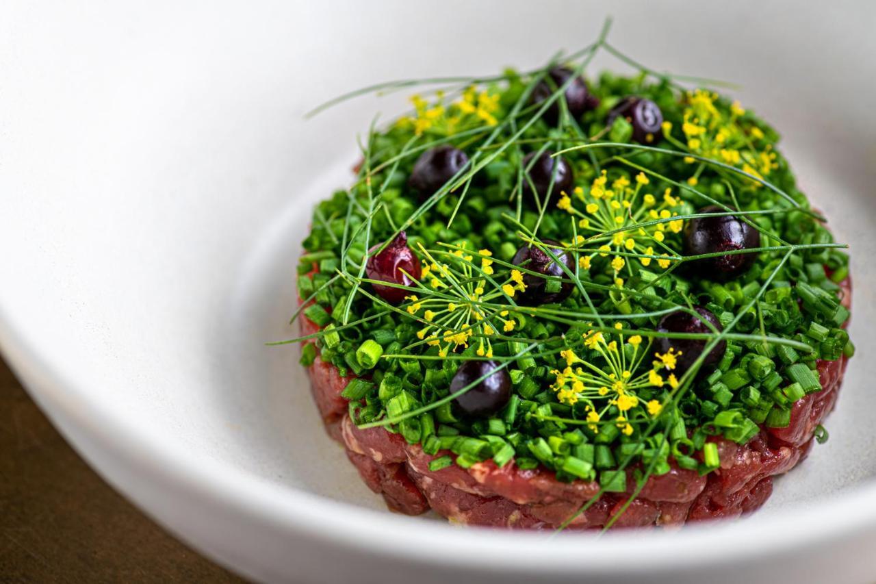 Hotel Pacai, Vilnius, A Member Of Design Hotels Εξωτερικό φωτογραφία A dish of beef tartar