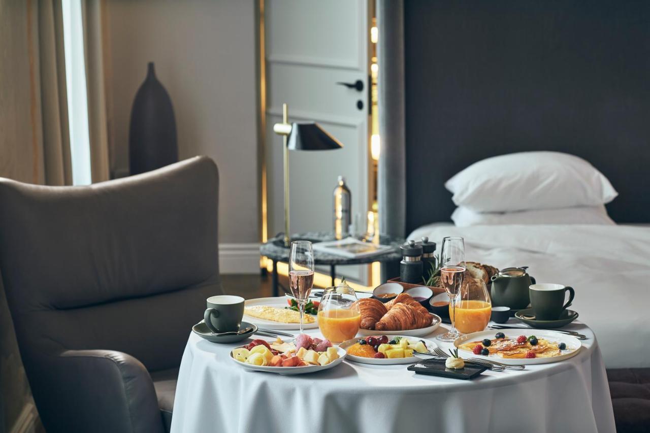 Hotel Pacai, Vilnius, A Member Of Design Hotels Εξωτερικό φωτογραφία Breakfast in a hotel room
